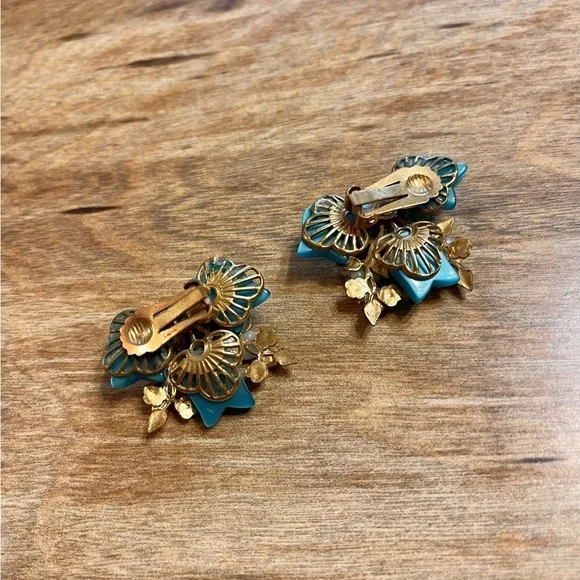 Vintage Clip-on Earrings - Picture 3 of 4